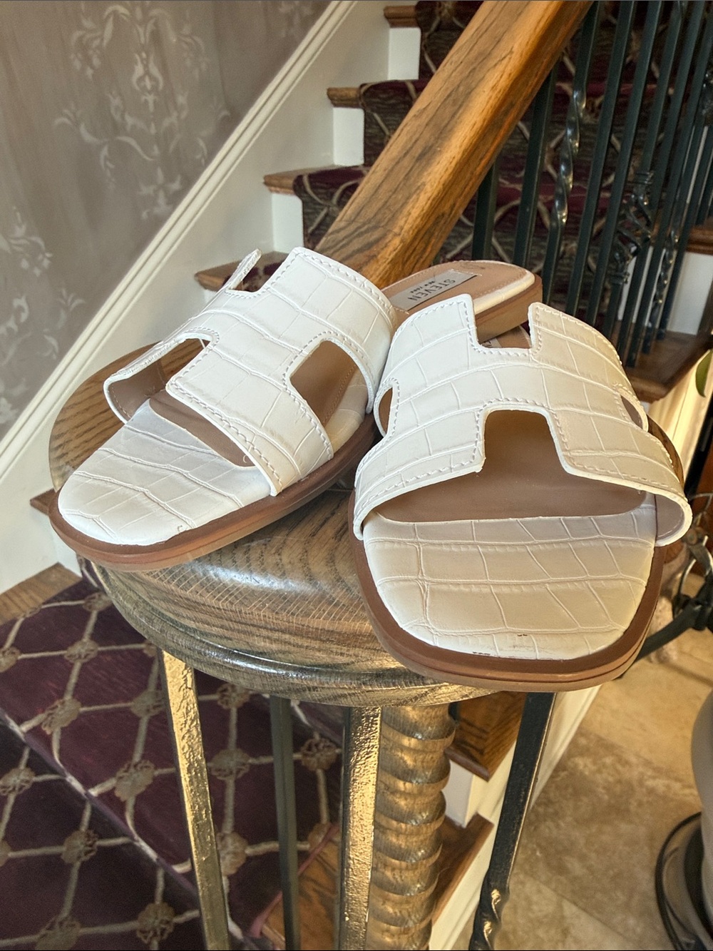 STEVEN white crock H cut design. Excellent condition size 6. - Picture 2 of 12